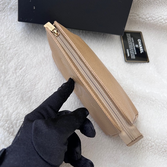 Auth Chanel Beige Vintage CC Logo Caviar Cosmetic Pouch w/ Gold hardware - Picture 9 of 15